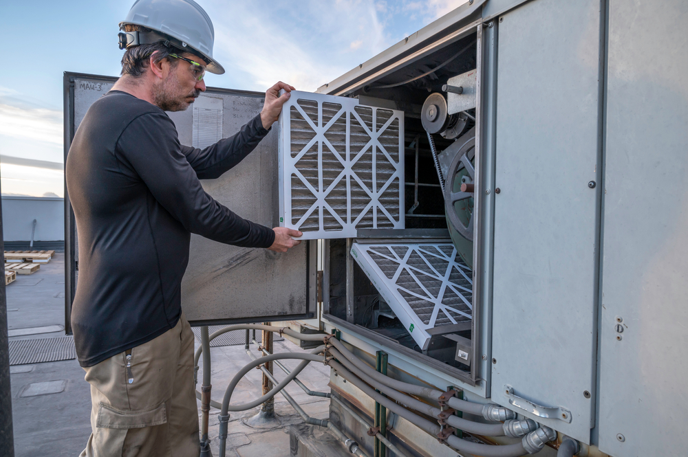 Hvac,Mechanic,Doing,An,Air,Filter,Change,On,A,Commercial
