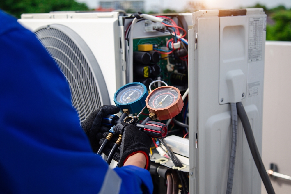 Air,Conditioner,Service,.the,Air,Conditioner,Technician,Is,Using,A